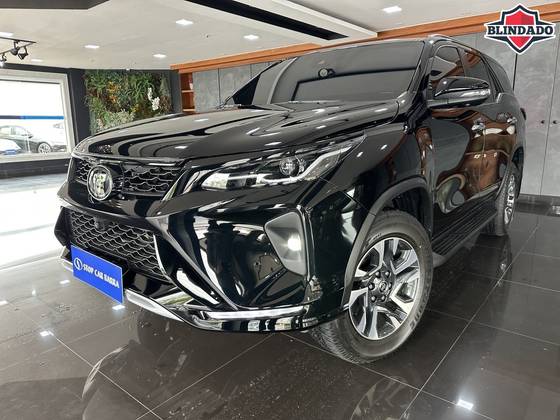 TOYOTA HILUX SW4 2.8 D-4D TURBO DIESEL SRX PLATINUM 7L 4X4 AUTOMÁTICO TOYOTA HILUX SW4 2.8 D-4D TURBO DIESEL SRX PLATINUM 7L 4X4 AUTOMÁTICO